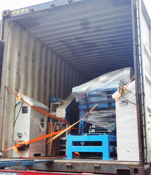 jüngste Unternehmensnachrichten über Letzten Freitag waren unsere Kollegen damit beschäftigt, in der Fabrik zu packen und zu laden.