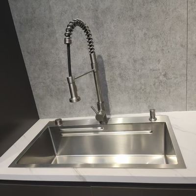 Guter Preis Handgefertigte Küchenspüle aus Edelstahl mit einer Schüsseltiefe von 250-300 mm und einer Plattenstärke von 1,2-1,5 mm oder 1,8-2,0 mm Online