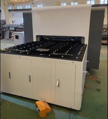 Guter Preis 1.8m Sauger-Typ Biege-Zentrum-Maschine Automatische Blech-Metall-Biege-Maschine Online