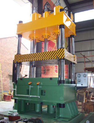 Und präzise hydraulische Druckmaschine zum Dehnen von Metallteilen mit großer Fläche