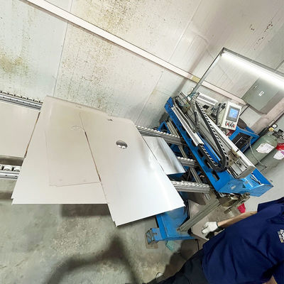 Zuverlässige Schweißmaschine für Edelstahlplatten für handgefertigte Waschbecken in Industriewerkstätten und Wohnprojekten