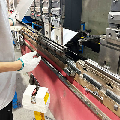 Maschine zum Biegen von Edelstahlblechen für Waschbecken in der industriellen Fertigung und für kundenspezifische Projekte