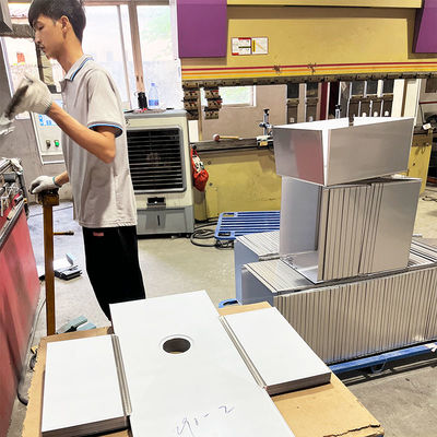 Maschine zum Biegen von Edelstahlblechen für Waschbecken in der industriellen Fertigung und für kundenspezifische Projekte