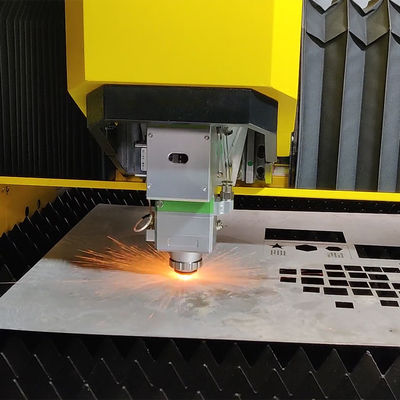 Hocheffiziente Metalllaserschneidemaschine speziell für industrielle Anwendungen von handgefertigten Spülen entwickelt