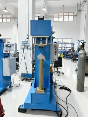 Hydraulische Eckformmaschine und -verbindungsmaschine