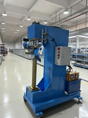 Hydraulische Eckformmaschine und -verbindungsmaschine