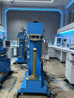 Hydraulische Eckformmaschine und -verbindungsmaschine