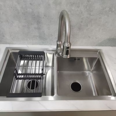 Guter Preis Handgefertigte Edelstahl-Küchenspüle mit lebensmittelechtem 304/316 Material und integriertem Reinigungs-, Schneide- und Ablaufdesign Online